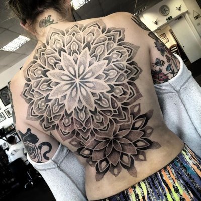  Tatouage mandala de très grande taille sur l'intégralité du dos